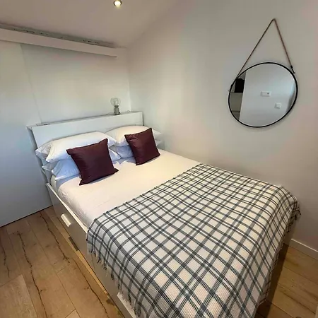 Apartment Lovely One-bedroom Apt- Picasso 4 -stay In *